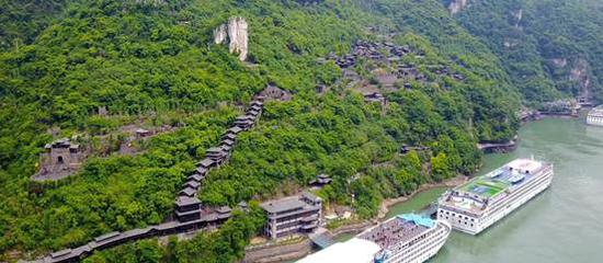 “实景式开幕式舞台-----巴王寨全景”