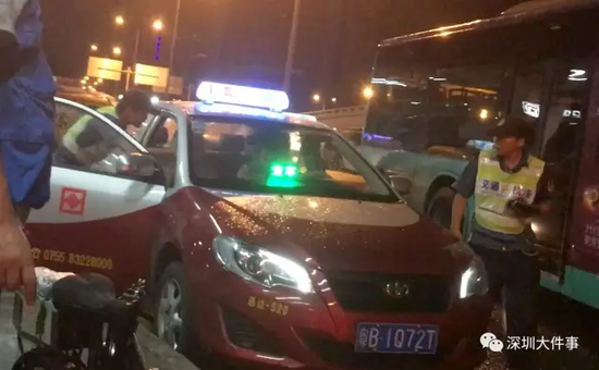 2017年6月20日。接近午夜，深圳福田火车站外的益田路边，不少出租车司机停在巴士总站区域内拉客，交管人员正在驱离一辆堵塞后方交通的的士。