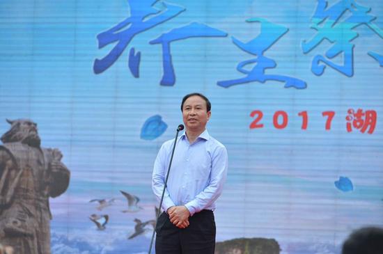 省人大常委会副主任陈君文宣布2017年湖南夏季乡村旅游节开幕
