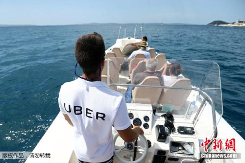 UberBOAT的船员在亚得里亚海驾驶船只。