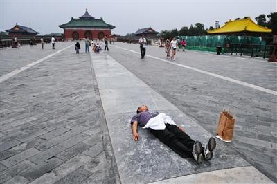 　　昨日，天坛公园丹陛桥，男女老少躺在路中间凸起的石板上。很多人觉得这样有理疗功能。新京报记者 王嘉宁 摄