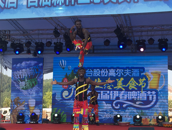 活力四射的歌舞表演