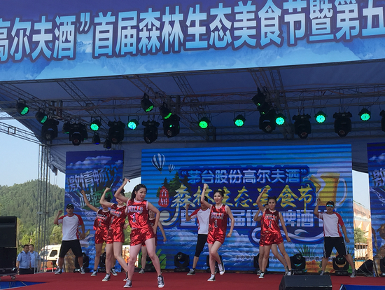 活力四射的歌舞表演