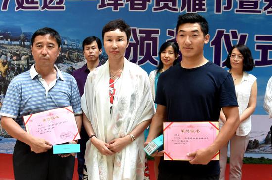 珲春金马通讯器材有限公司总经理许亚男为三等奖获奖者颁奖