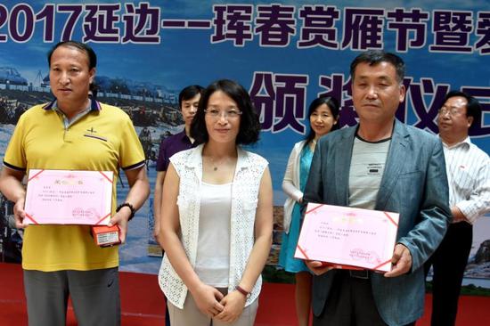 长白山森工集团党委宣传部副部长孙燕勤为二等奖获得者颁奖