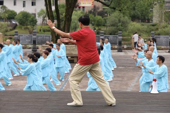 崔仲三大师指导太极爱好者练习太极拳