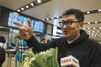 昨日,首都机场T2航站楼,制伏了达美航空上袭击者的中国乘客侯爽谈事发细节。 本版摄影/新京报记者 彭子洋