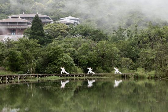 太极爱好者在泰宁峨嵋峰庆云寺展示太极