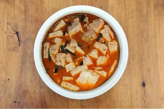 (青蒜煮豆腐 摄影/尼行)