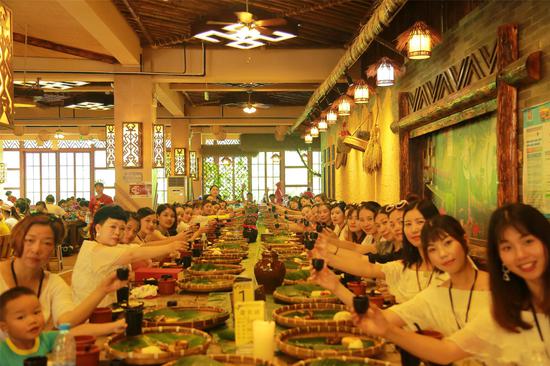 200名美女精英邂逅槟榔谷 开启自拍模式