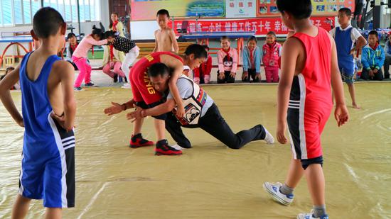 火把节故事会:摔跤吧少年