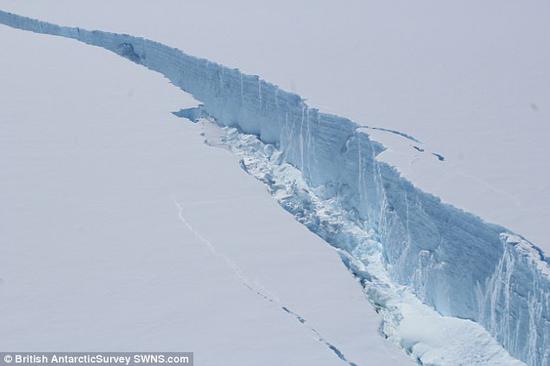 南极万亿吨大冰山分裂崩离 面积相当于一个上海
