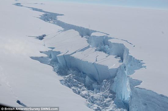 南极万亿吨大冰山分裂崩离 面积相当于一个上海