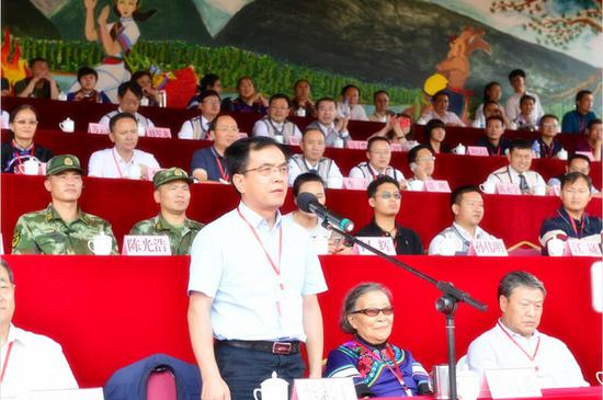 昆明市委常委、副市长李志工宣布2017中国石林国际火把狂欢节开幕