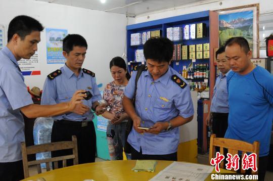 执法人员检查菜单 钟欣摄