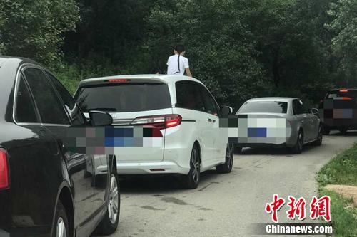 7月22日，北京八达岭野生动物世界东北虎园区内，有两名儿童反复多次探出汽车天窗，其中一个孩子几乎露出了半个身体。爆料者供图
