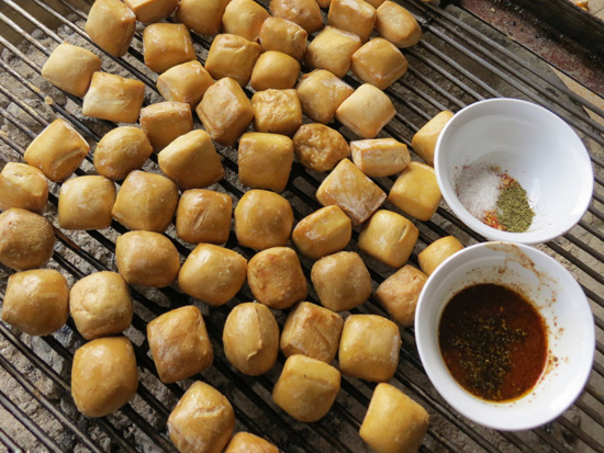 (名闻天下的建水烧豆腐 摄影/醴泉出山)