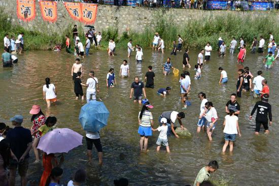 为美丽乡村代言,汉中洋县华阳古镇河谷闹鱼解