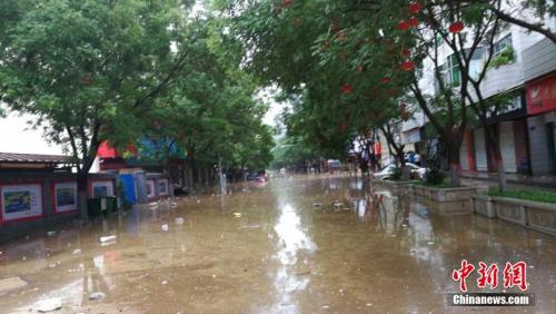 陕西部分地区遭强降雨袭击。图为子洲县城内涝。文/王永平 子洲宣传部供图