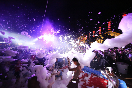 疯狂夏日泡沫相伴 亲子旅游去方特游乐场踏浪