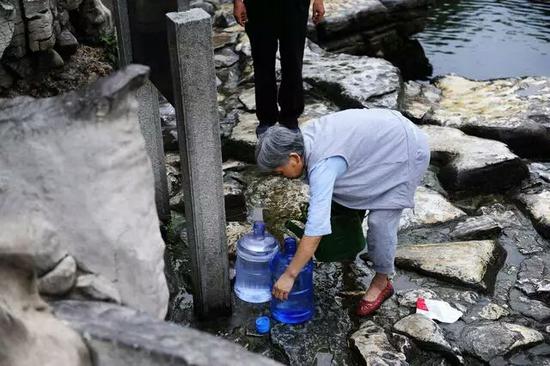 市民纷纷接取清澈的泉水