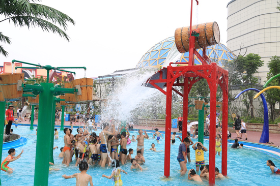 疯狂夏日泡沫相伴 亲子旅游去方特游乐场踏浪