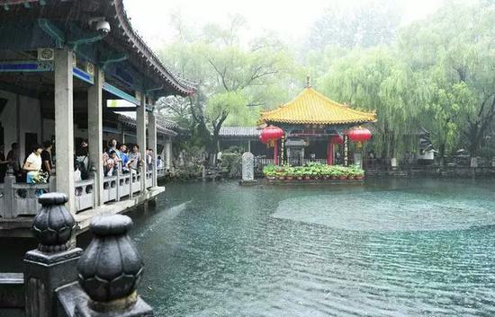 雨中的趵突泉
