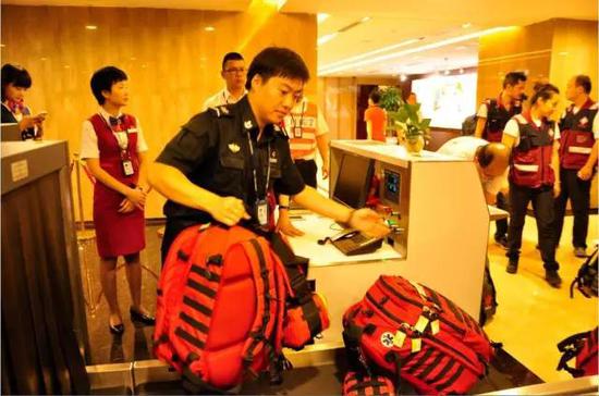 九寨沟7.0级地震 成都双流机场全面启动抢险救