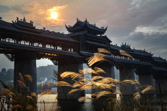 濯水古镇夕阳风雨桥