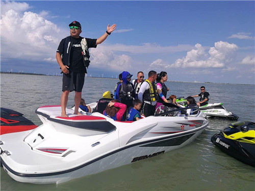 山上玩车,水中玩艇,松原哈达山周末很锋狂