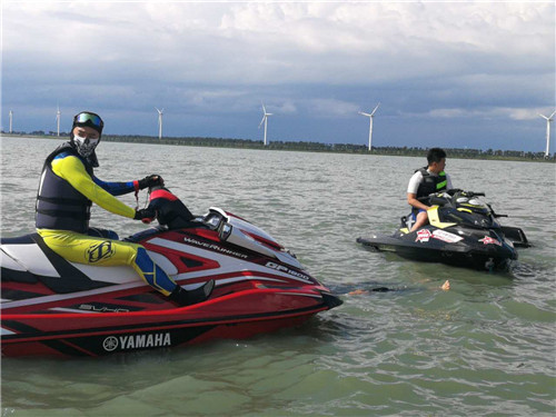 山上玩车,水中玩艇,松原哈达山周末很锋狂