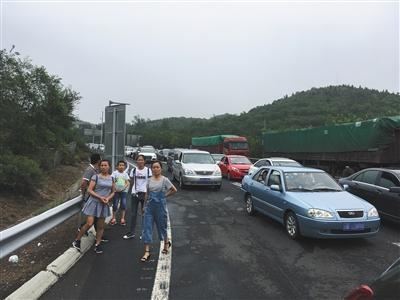 昨日，八达岭长城景区因天气原因关闭，许多游客不知情被堵在高速路上，最高峰时车辆拥堵长达数公里。 新京报记者 浦峰 摄