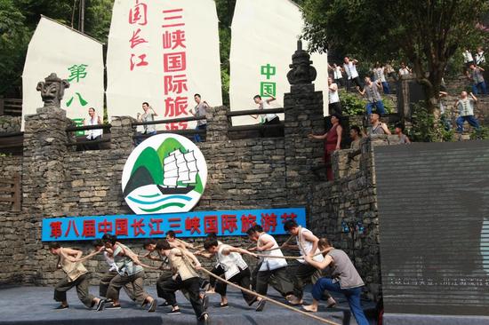 景舞台上生动演绎,逾千名演艺人员共同参演