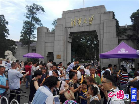参观时间虽已截至，但清华西门仍有大量游客集结