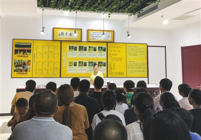 8月19日，艺麓园，一名任姓中年女子向游客讲解风水、生肖等内容