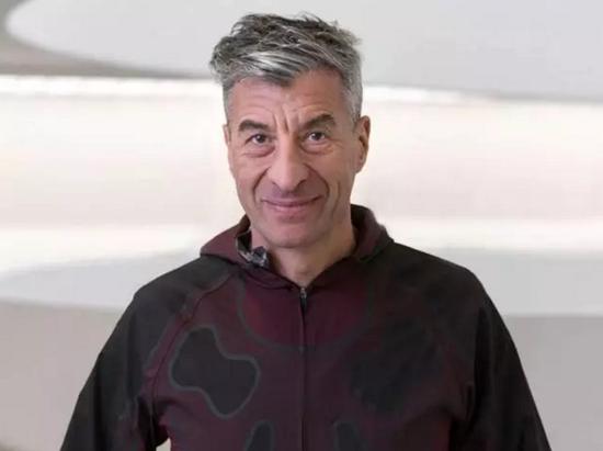 图为Maurizio Cattelan,图片来自guggenheim,版权属于原作者