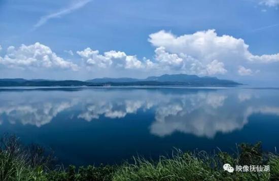 (抚仙湖大湾风光 李林图)