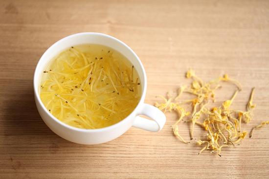 干燥后金银花泡出的茶汤是黄色的，来源：xueti.net