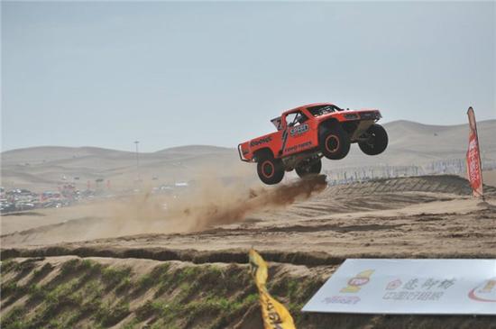 内蒙古阿拉善盟来并推介旅游品牌 越野e族英雄