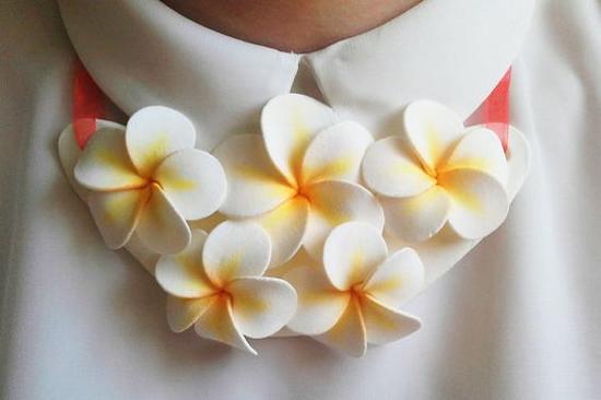 鸡蛋花形状的项链,来源:etsy.com