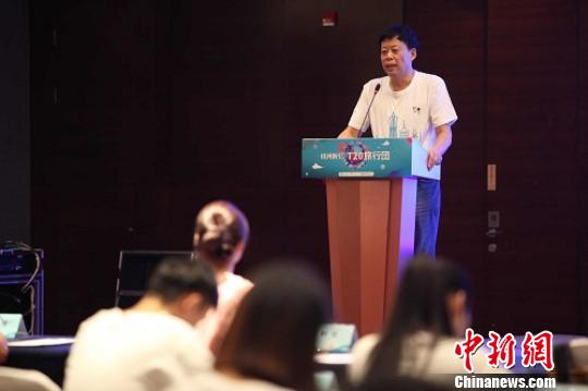 著名作家黄亚洲作为团员发表感想。主办方提供