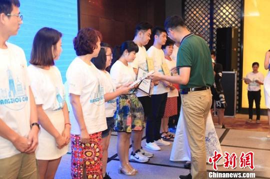 中新社浙江分社副社长严格在给团员颁发证书。主办方提供