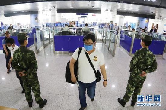 图说:质检总局近日发布公告提醒前往中东国家的旅行者防范中东呼吸综合征。 来源:新华网
