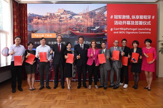 葡萄牙旅游部副部长Ms. Ana Mendes Godinho(右六)，葡萄牙驻华大使Dr. Jorge Torres-Pereira(右七)，葡萄牙旅游局董事Mr. Filipe Silva(左四)与9家旅业伙伴