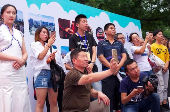 过节耍成都西安站活动开启 三重抽奖VR现场