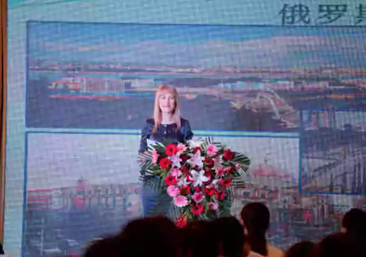 图片俄罗斯阿穆尔州对外经济联络、旅游与商务部副处长亚历山大洛夫娜推介俄罗斯旅游产品