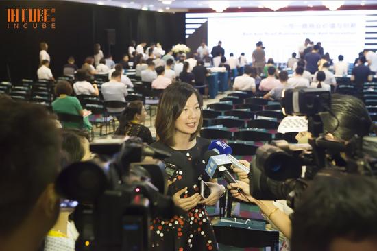 ▲ 王雯女士会前接收媒体采访