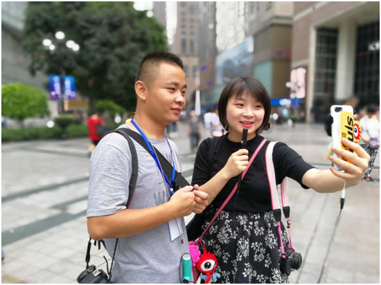 大V在解放碑进行直播