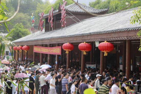双节长假石牛寨景区火爆 景区游览秩序井然