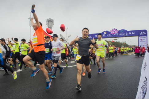 2017池州国际马拉松 赛场有爱 感动世界